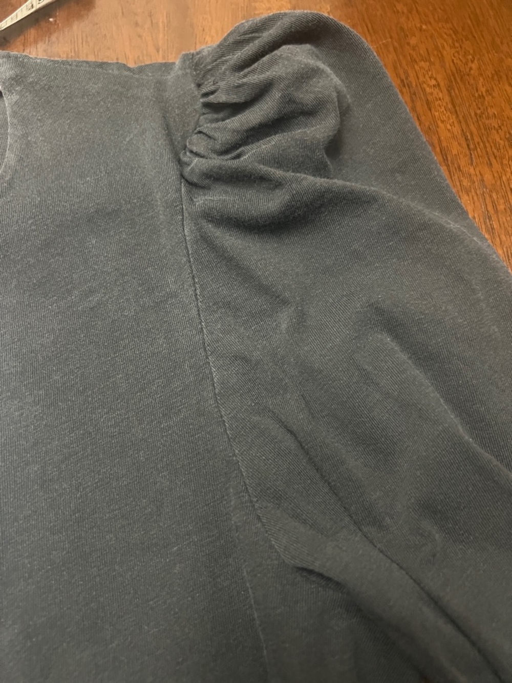 NWT Self Contrast Long Sleeve Top w/ Puff-Sleeve, Front Keyhole Button Gray - Picture 4 of 6